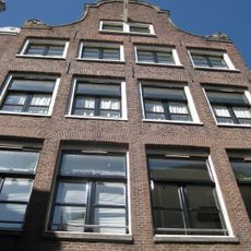 Vierraamshuis met eenvoudige klokgevel