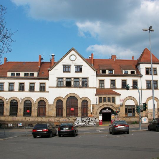 Empfangsgebäude, zwei Bahnsteigüberdachungen , Überdachungen beider Bahnsteigzugänge, Wartehäuschen auf dem Bahnsteig Eisenbahnstrecke Chemnitz – Stollberg/Aue und zwei Eisenbahnbrücken über die Reichenhainer Straße sowie