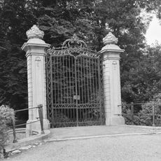 Wester-Amstel: toegangsbrug met pijlers en toeganshek