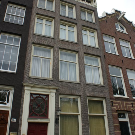 Pand met gevel onder rechte lijst met triglyfen