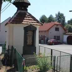 Pomník padlým za kaplí v Bavoryni