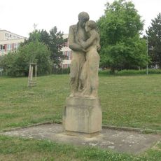 Socha Dvojice v parku před 15.základní školou v Mostě