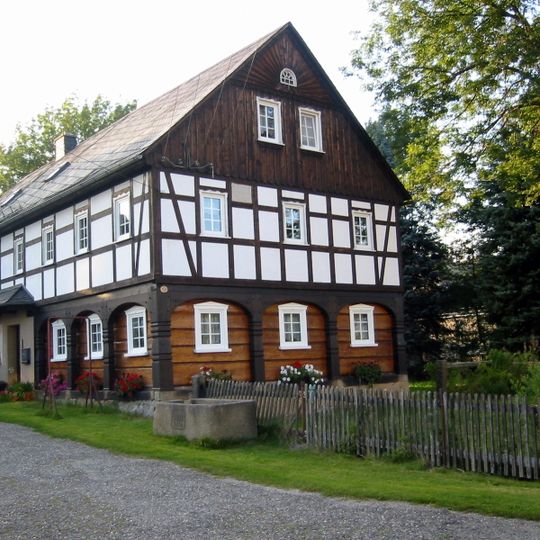 Wohnstallhaus und Granittrog Waldbadstraße 12