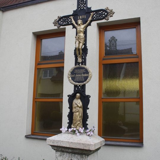 Kříž u kaple sv. Václava ve Studenci
