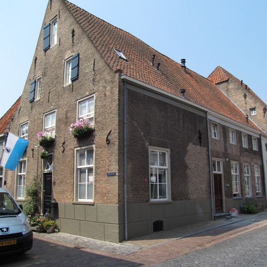 Groot pand, in twee percelen verdeeld in de lengterichting