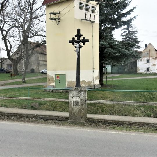Kříž na mostě přes potok v Černuci