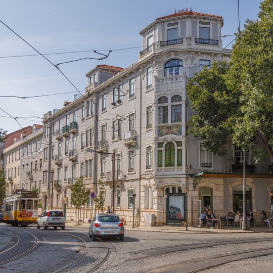 Prédio na Rua Saraiva de Carvalho, 242-246