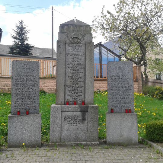 Kriegerdenkmal Erster Weltkrieg, um zwei Gedenksteine Zweiter Weltkrieg ergänzt Mühlenstraße 53