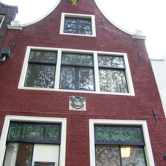 Huis met gevel onder latere klokvormige top, waarin gevelsteen
