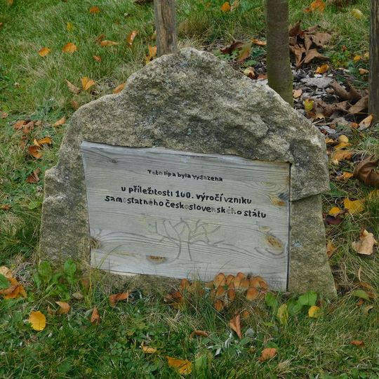 Památná lípa - pomník 100. výročí založení Československa ve Štokách