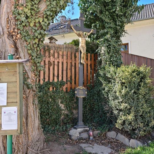 Kříž u obecního úřadu ve Svaté