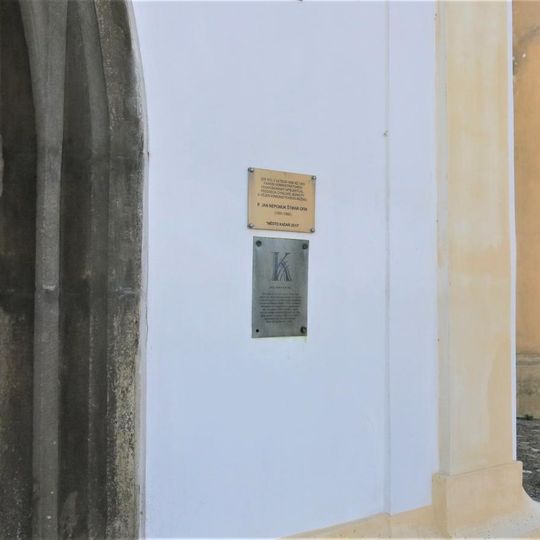 Pamětní deska Jana Nepomuka Štikara na kostele Povýšení svatého kříže v Kadani