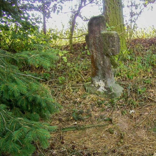 Smírčí kříž ve Višňárech v zahradě u samoty