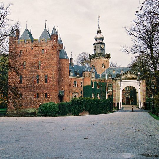 Nijenrode: kasteel met twee ophaalbruggen en poort