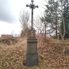 Kříž v jižní části vsi