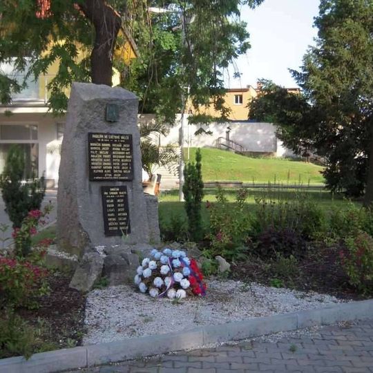 Pomník padlým v Radonicích u Prahy před Obecním domem