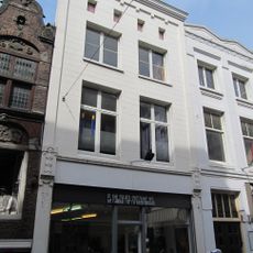 Pand met geelgepleisterde lijstgevel