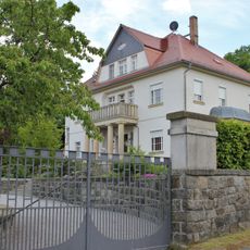 Villa mit Villengarten, Brunnenring und fränkischem Bogen Crostwitzer Straße 20