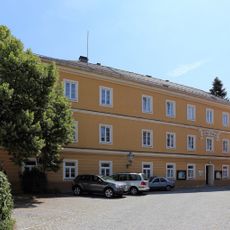 Ehem. Volksschule und ehem. Mesnerhaus, heute Wohnhaus und öffentl. Bibliothek