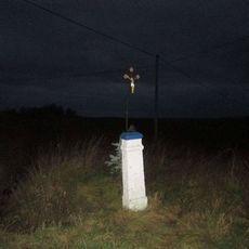 Kříž u Milavčí u zemědělského areálu