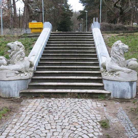 Sochy lvů u schodů k Macharově ulici v Litoměřicích