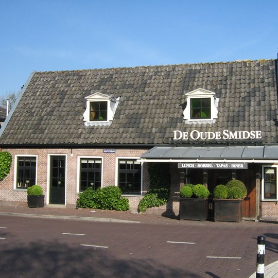 Laag huis met topgevel