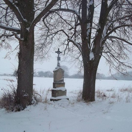 Kříž západně od Nezvěstic v Poli