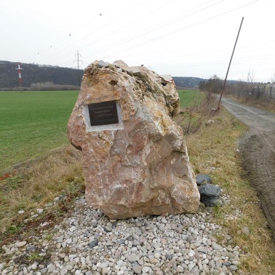 Památník středověkého pohřebiště v Lahovicích