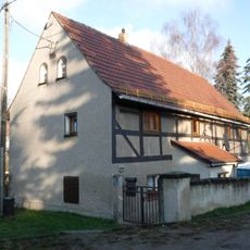Wohnhaus und Scheune eines Zweiseithofes, mit Einfriedungsmauer An der Kirche 2
