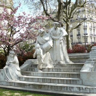 Monument à Marguerite Boucicaut et Clara de Hirsch