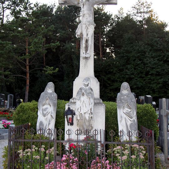 Anlage ehem. Karner und Kalvarienberg mit Friedhofskreuz und zwei Grabsteinen