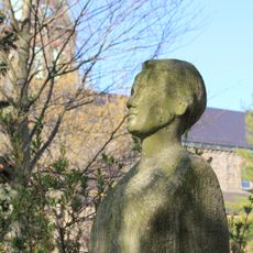 Büste von Maria Grollmuß vor der Schule in Radibor