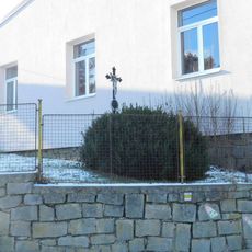 Kříž na návsi v Lovětíně