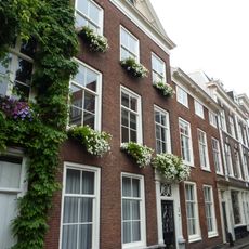 Pand met hoge gevel met driehoekig fronton en fraaie deuromlijsting