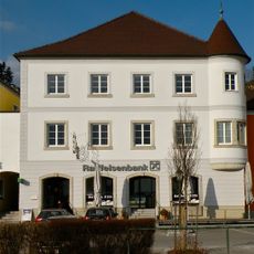 Steingewände und 3 Portale