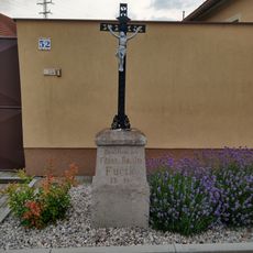 Kříž u cesty k letišti