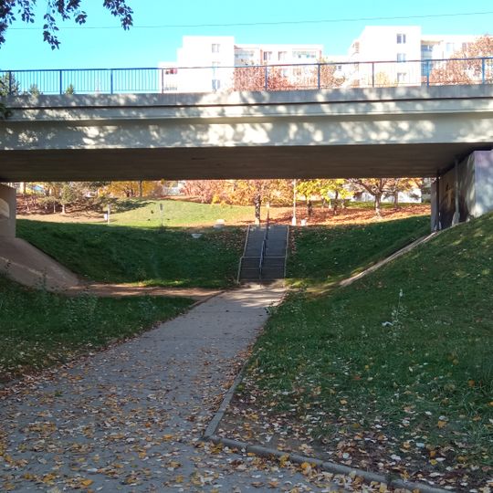 Tramvajový most přes chodník u ulice Švermova