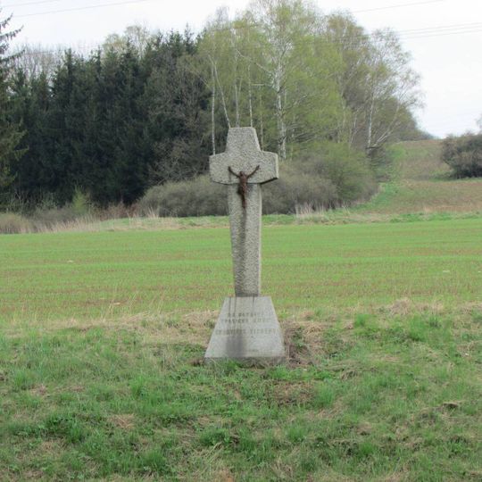 Pomník vedle hlavní silnice mezi Humpolcem a Pelhřimovem u Hamru