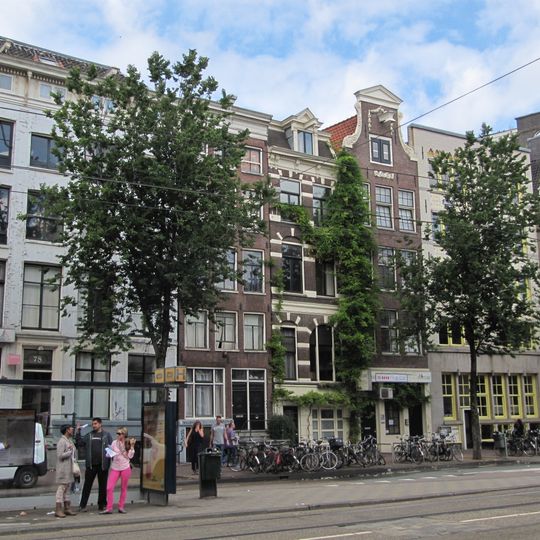 Dubbel huis met gepleisterde gevel onder rechte lijst met consoles