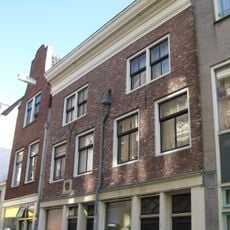 Pand met latere gevel onder rechte lijst