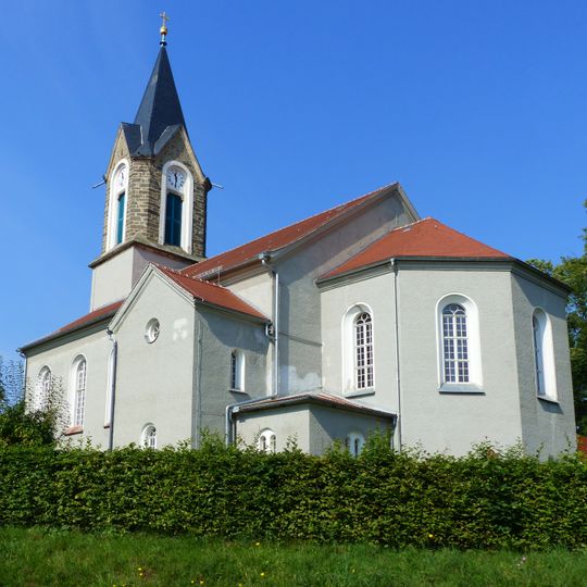 Kirche mit Kirchhof, Grabmal für die Gutsherrschaft, ein weiteres Grabmal und Reste der alten Kirchhofsmauer mit Eingängen Hauptstraße