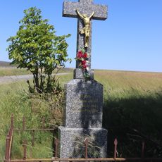 Kříž u silnice severně od Naloučan