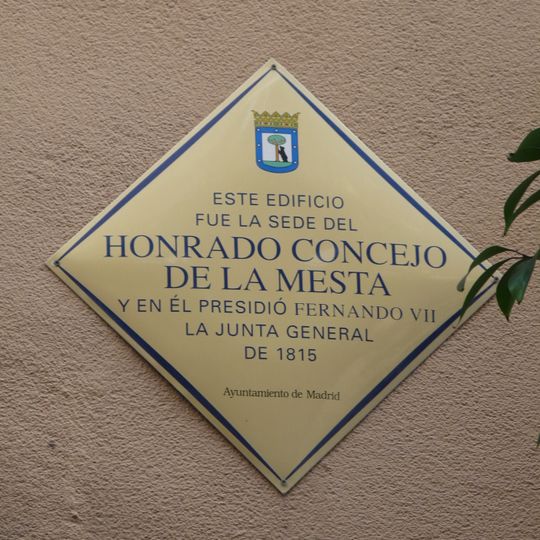 Placa conmemorativa en honor al Real Concejo de La Mesta