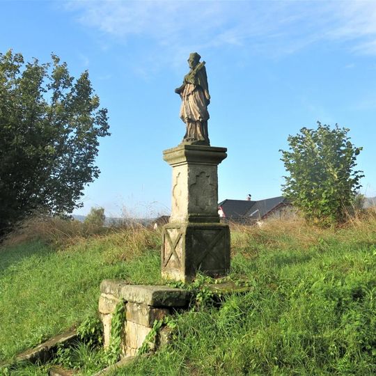 Socha svatého Jana Nepomuckého naproti domu 354 v Markvarticích