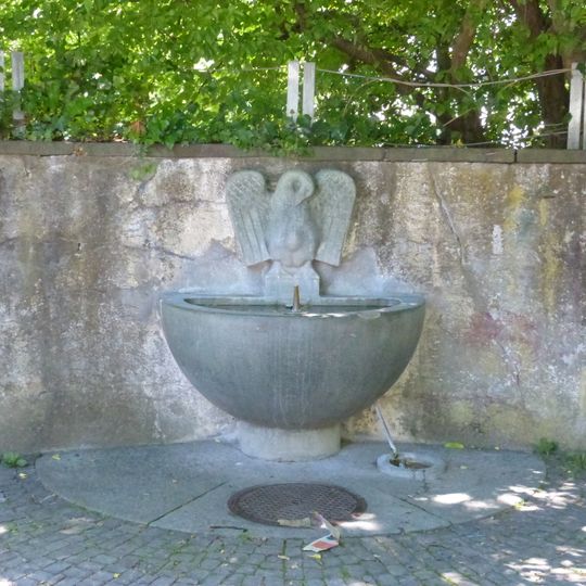 Wandbrunnen mit Vogelrelief