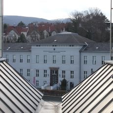 Hauptgebäude der HBL für Wein- und Obstbau sowie 2 Persönlichkeitsdenkmale