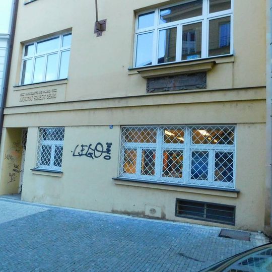 Pamětní deska na domě Školská 688/18 v Praze