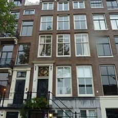 Pand met gevel onder rechte lijst met consoles en triglyfen