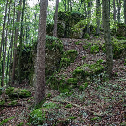 Dolomitfelsen mit Brünlingsloch SE von Lockenricht