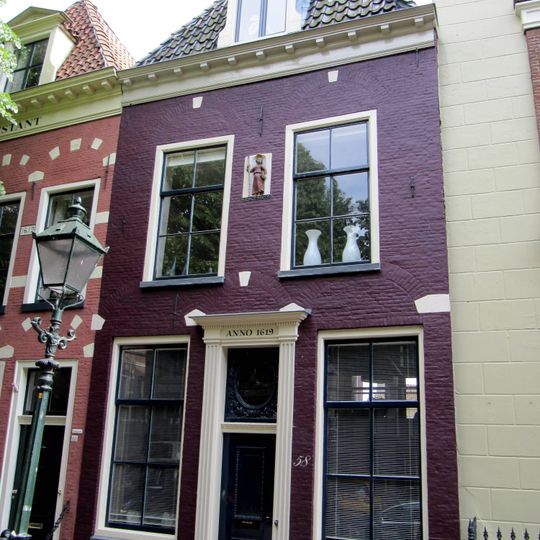 Pand met geblokte kroonlijst en vijf ontlastingsbogen